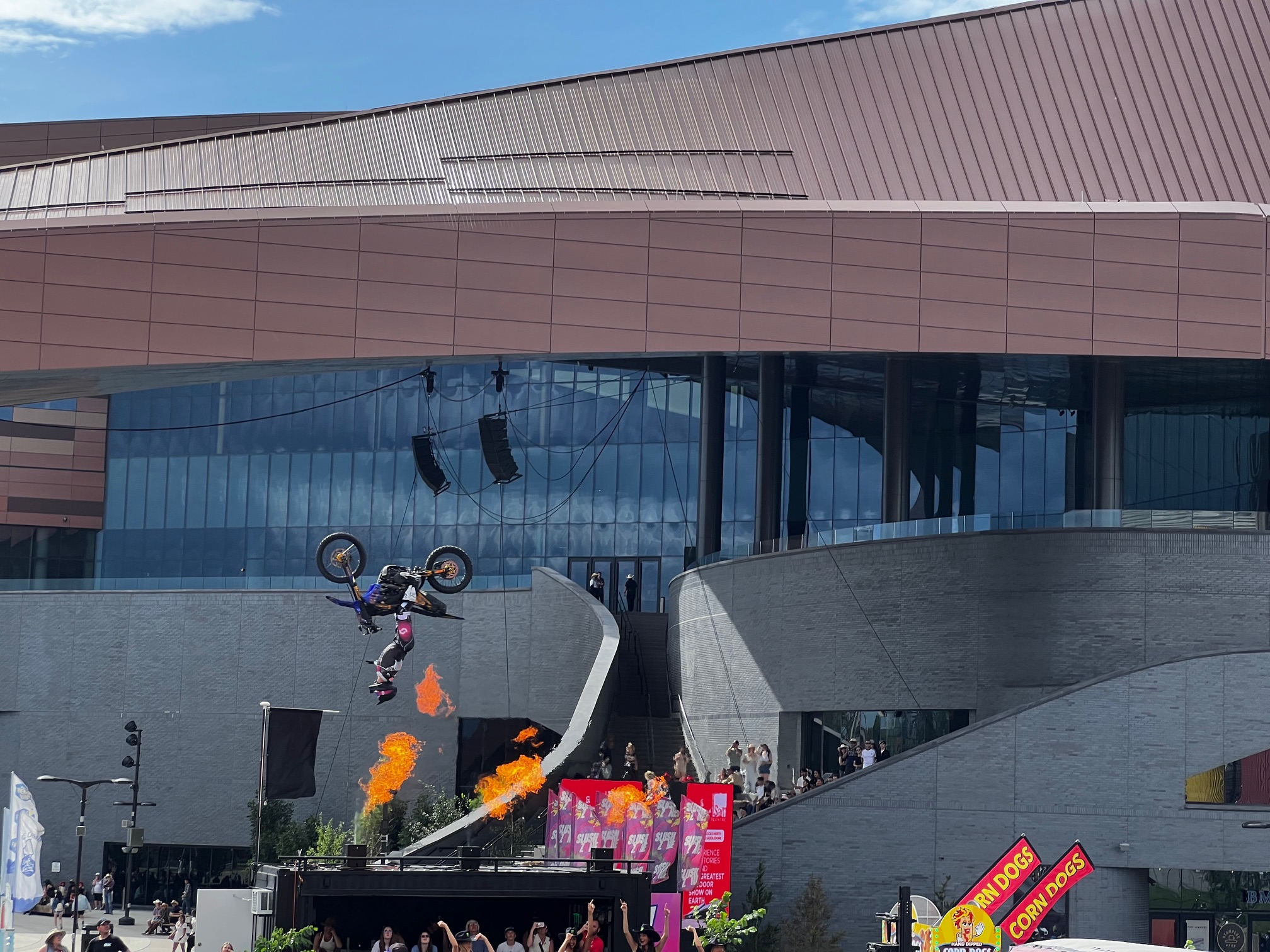 left 迫力のバイクスタント