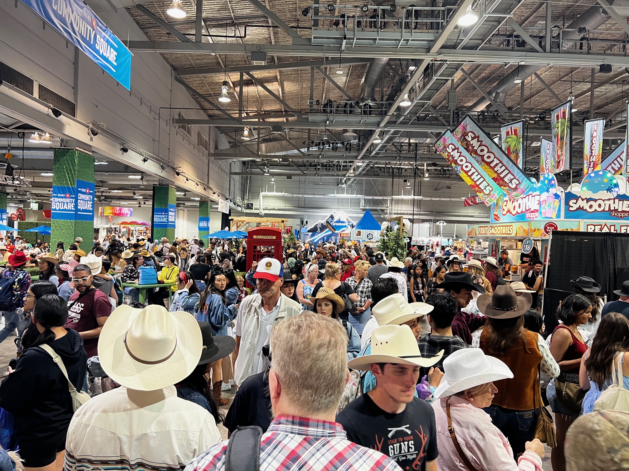 right BMOセンター内の賑わい