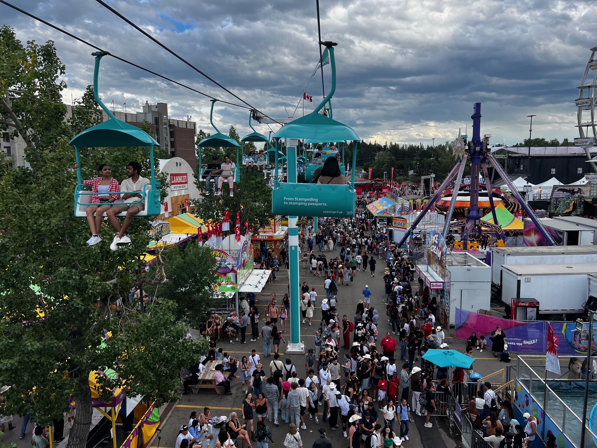 large WestJet Skyrideから撮影した会場全景